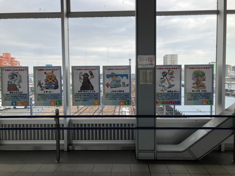 大垣駅構内でお化け作品を展示している様子